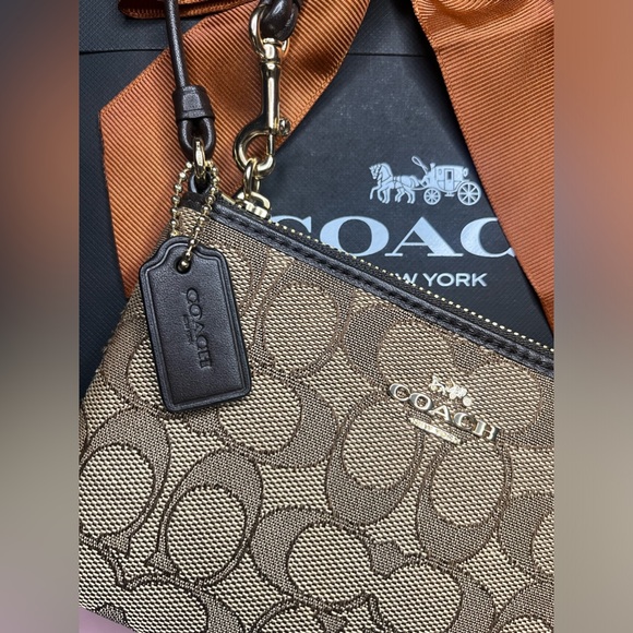 Coach Horse and Carriage corner zip wristlet with gift bag and bowđ„ - Picture 2 of 15